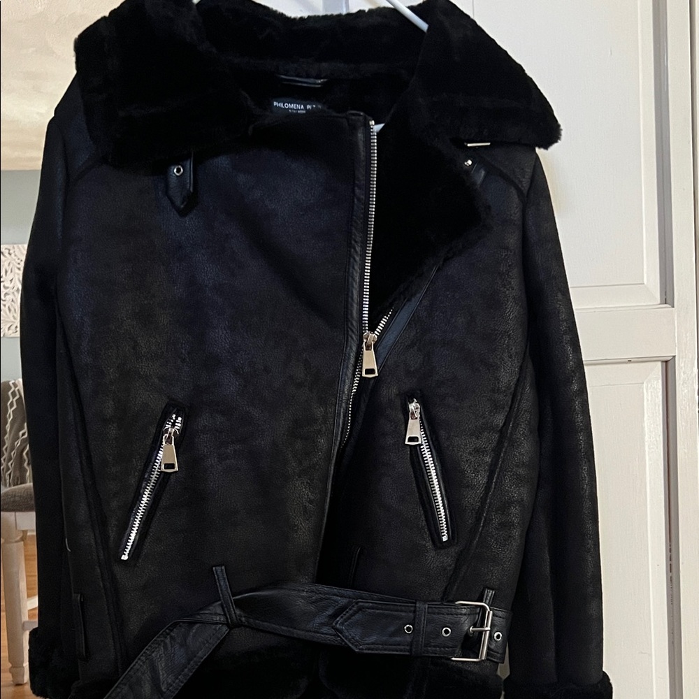 Elegant Black Jacket with Fur Collar